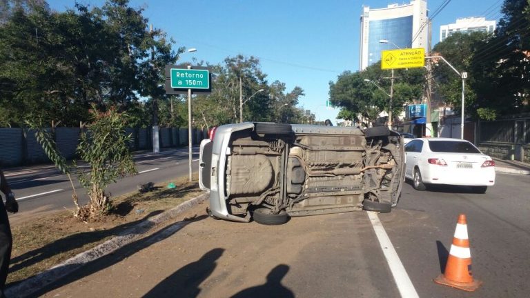 Carro capota na avenida Adalberto Simão Nader