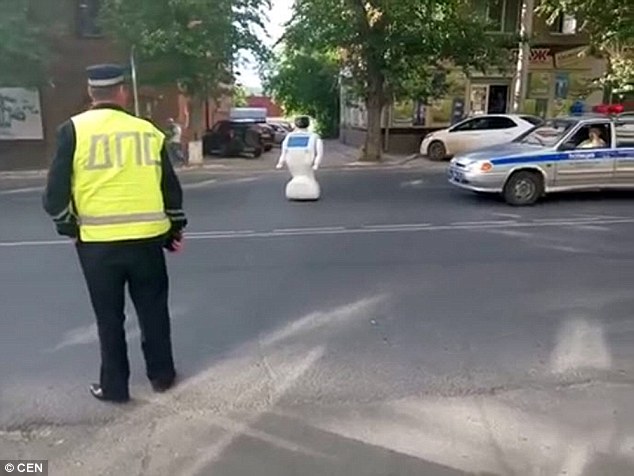 Robô foge de laboratório e causa confusão em rua da Rússia. Veja vídeo