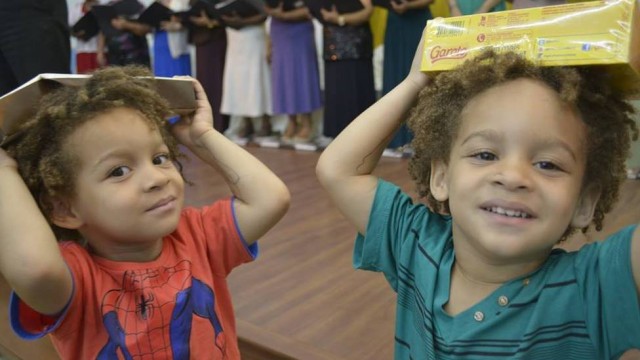 Mãe denuncia racismo de escola que pediu para cortar cabelo dos filhos