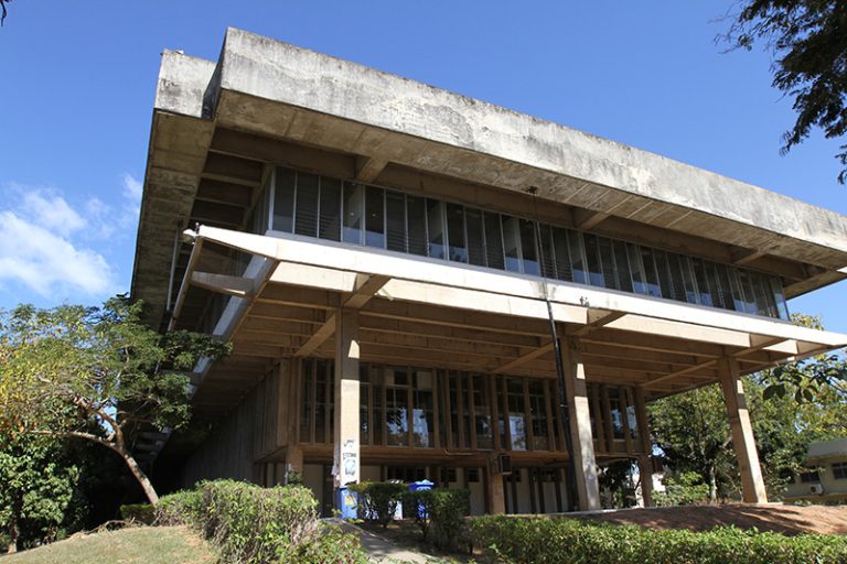 Ufes é obrigada pela Justiça a controlar ponto de servidores da Biblioteca Central