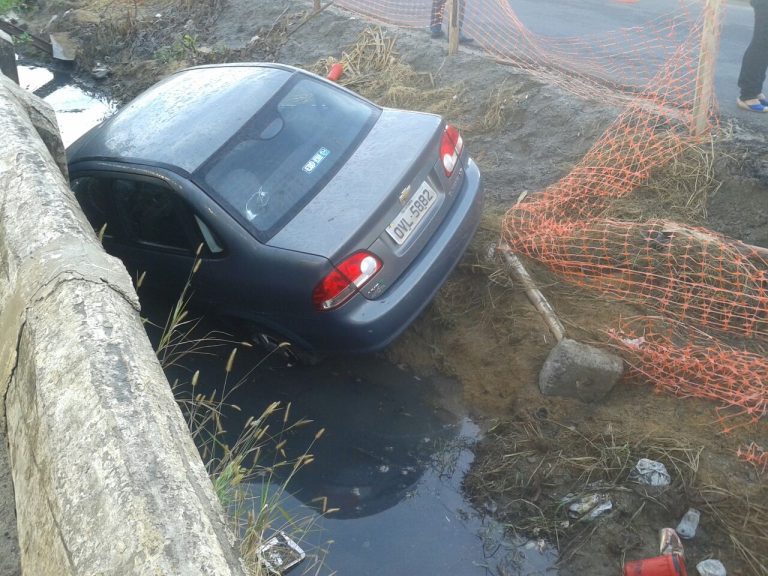 Carro cai em valão na Leitão da Silva