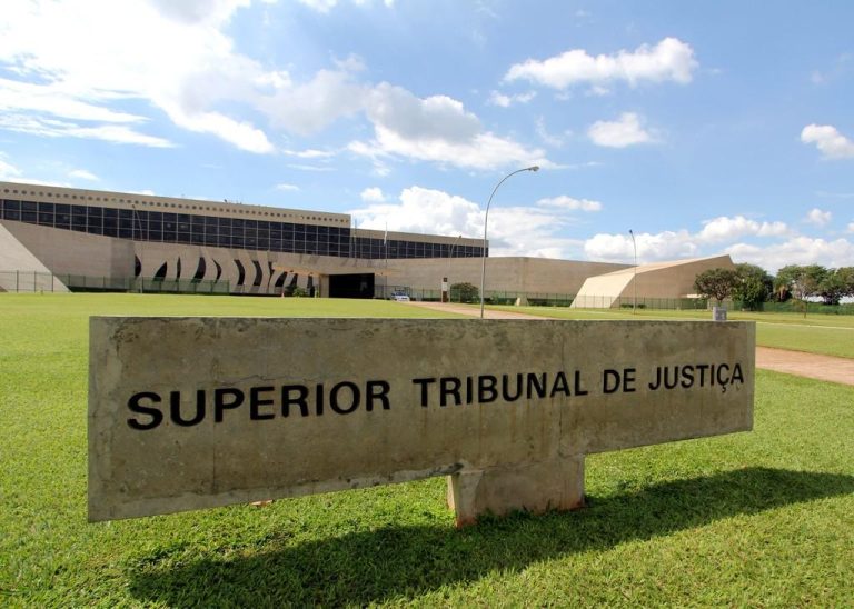Tatuagem não pode eliminar candidato de concurso, diz STJ