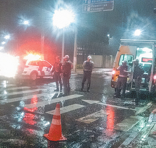 Motorista fura blitz e atropela policial