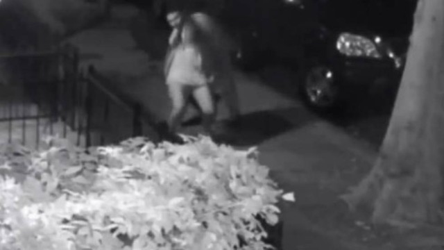 Mulher luta com estuprador e foge de ataque na rua. Veja vídeo