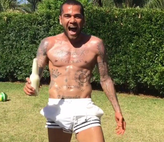 Daniel Alves abre cerveja com um chute e faz sucesso na web