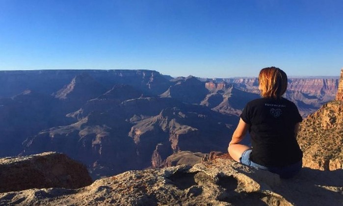 Mulher morre no Grand Canyon após postar foto no Instagram