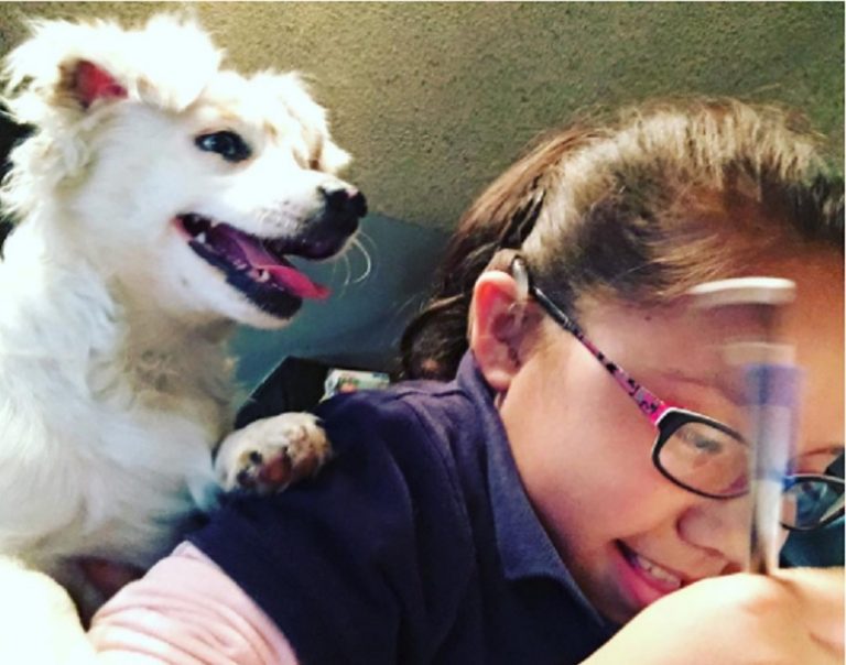Menina de 10 anos ensina língua dos sinais para cachorro adotado