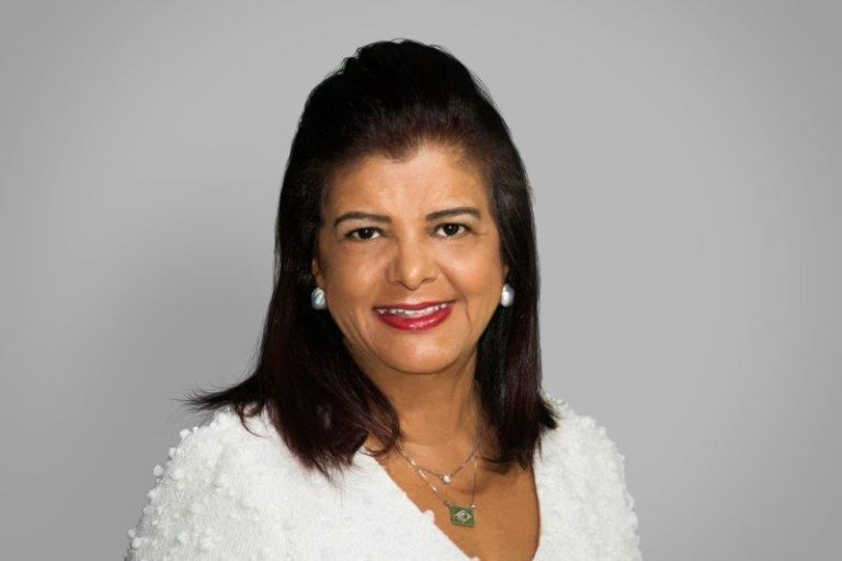 Empresária Luiza Trajano cai em revezamento da tocha olímpica
