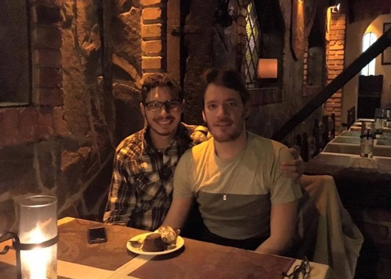 Casal ajuda pai a aceitar filho gay e faz sucesso na internet