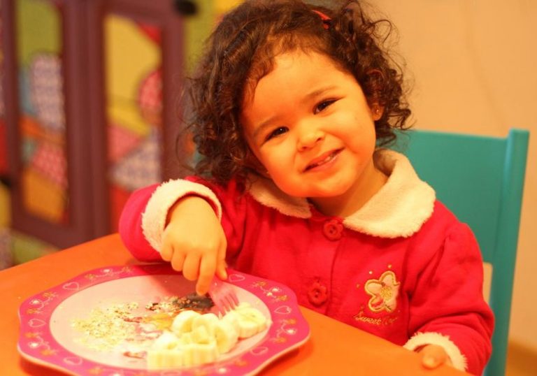 Criança esbanja fofura comendo frutas e legumes em canal do YouTube