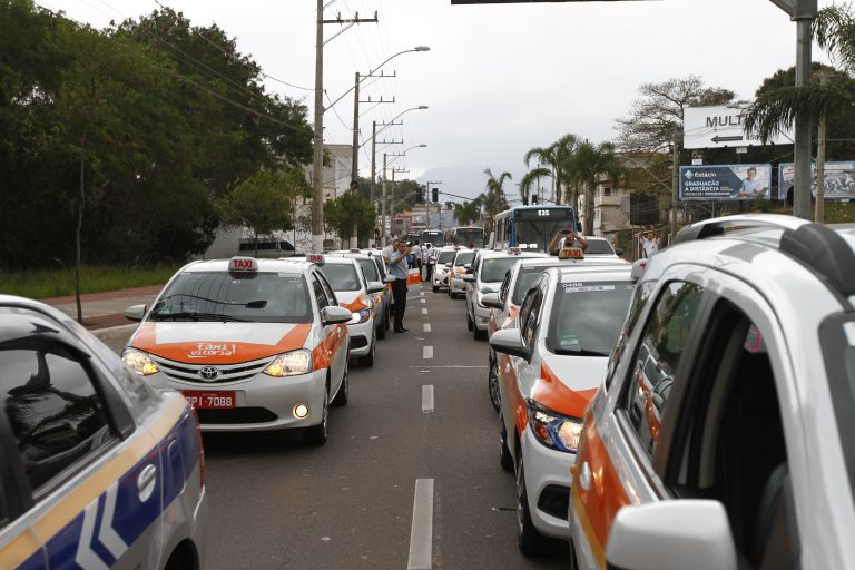 Taxistas começam a se reunir na Praça do Papa