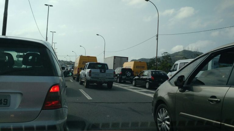 Trânsito lento na Segunda Ponte e entrada de Vitória