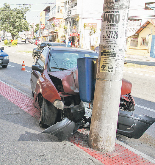 Dono retira carro abandonado da rua