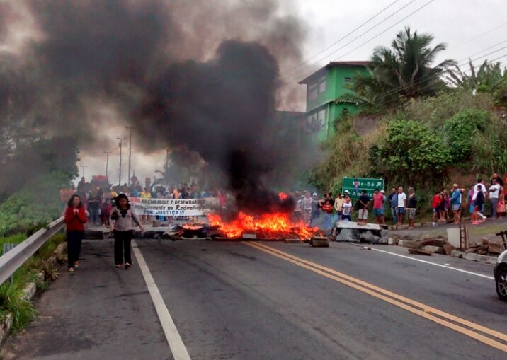 Rodovia do Sol é interditada em quarto dia de protestos