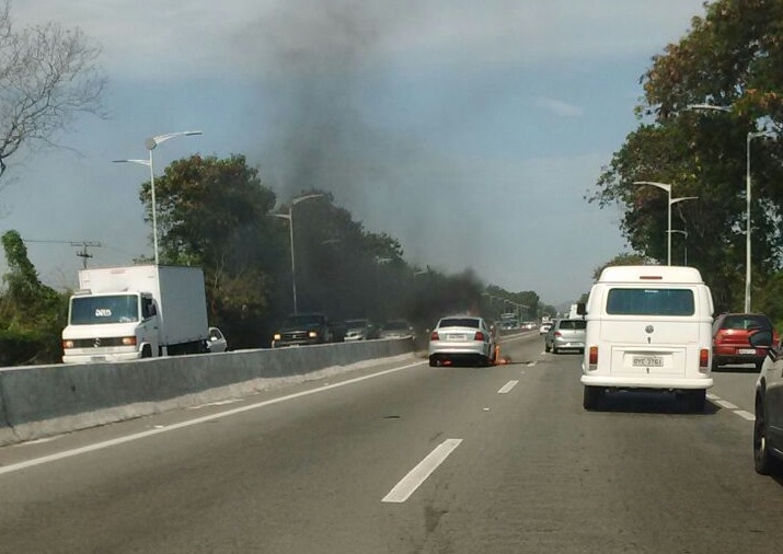 Carro pega fogo na Reta do Aeroporto