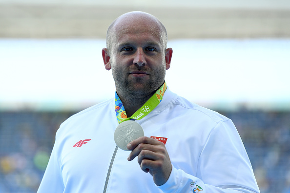 Vencedor de prata no Rio leiloa medalha para ajudar menino com câncer