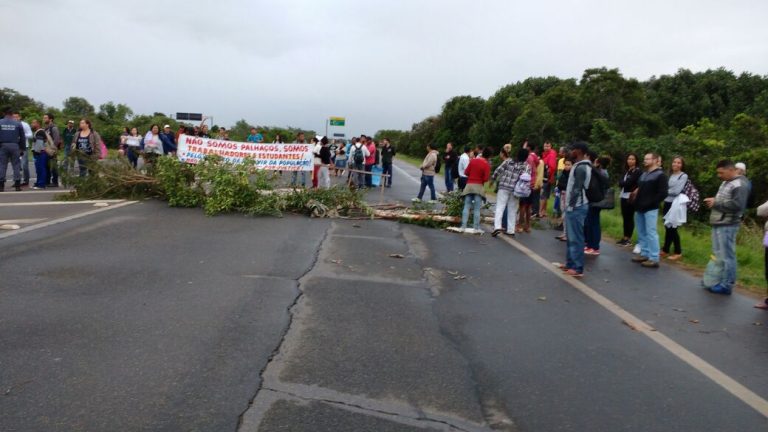 Manifestantes interditam Rodovia do Sol