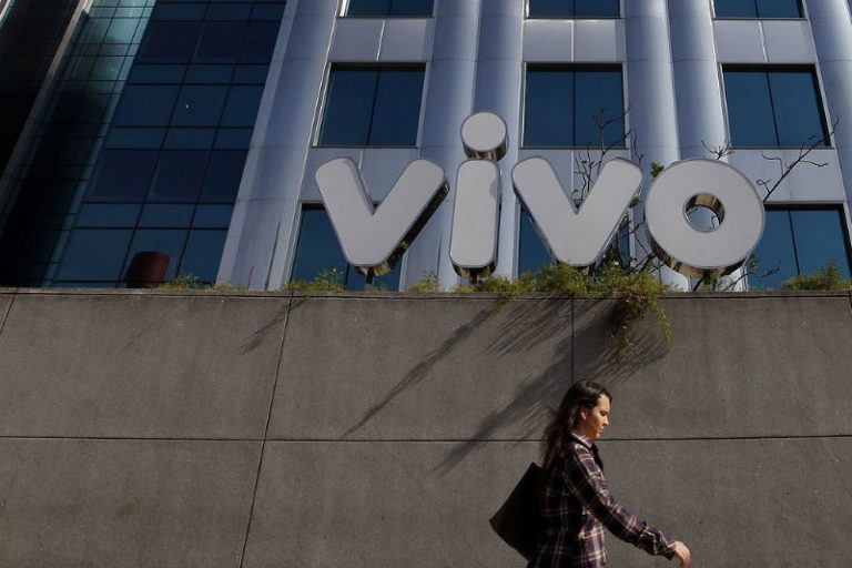 Vivo é condenada por chefe que batia com chicote em mesa de funcionária