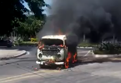 Kombi pega fogo em avenida da Serra