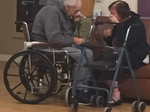 Choro de casal obrigado a viver separado após 62 anos juntos comove a internet