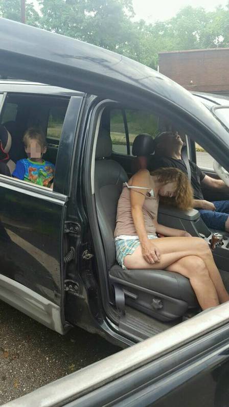 Casal tem overdose de heroína e criança de 4 anos fica presa em carro