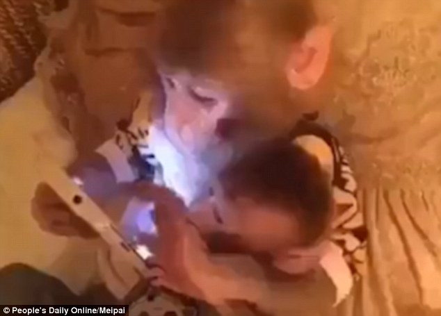 Macaco ensina filhote a mexer em tablet e faz sucesso na internet