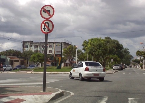 Motorista tem multa anulada por falta de placa de sinalização
