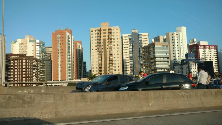 Acidente envolvendo cinco carros na Terceira Ponte deixa trânsito lento