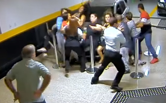 Vídeo mostra atropelamento em estacionamento de igreja