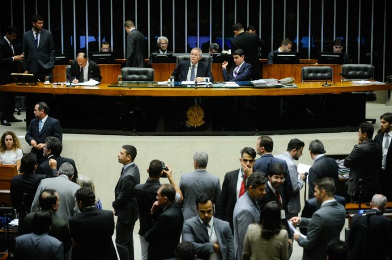 Garantido dinheiro para renovação de contratos do Fies