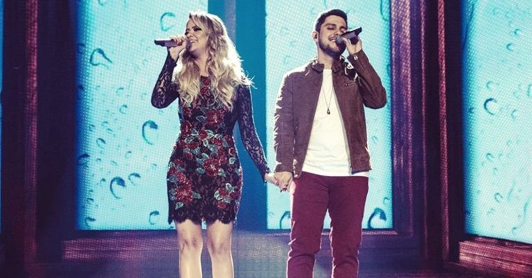 Maria Cecília e Rodolfo anunciam gravidez durante show em SP