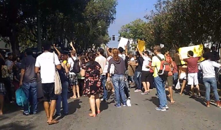 Estudantes desocupam Ifes e fecham trânsito na Avenida Vitória