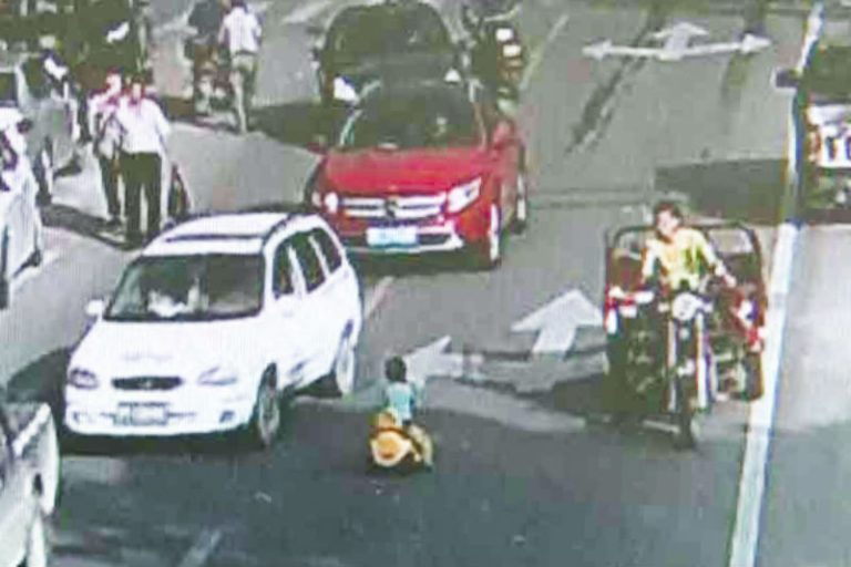Menino é salvo no trânsito ao invadir pista com velocípede