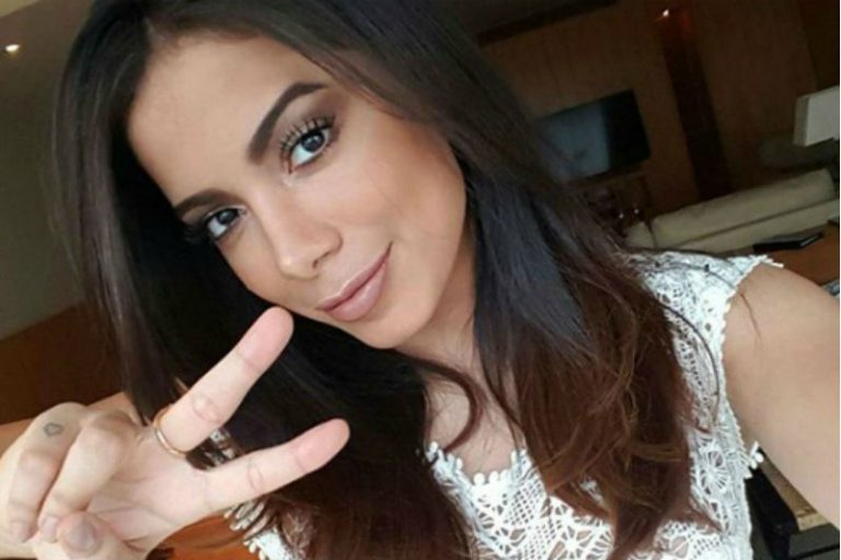 Em rede social, Anitta desabafa sobre estar solteira