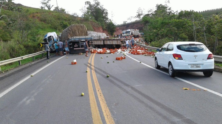 Acidente envolvendo 4 veículos interdita a BR-101, em Aracruz