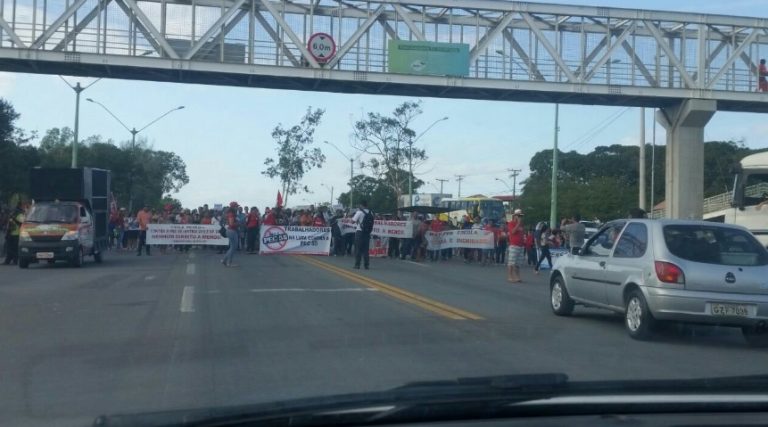 Trabalhadores Sem Terra protestaram na BR-101