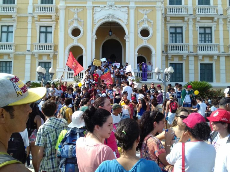 Protesto contra PEC 55 reúne mil pessoas em Vitória