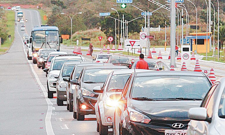 Saída para feriadão deixa trânsito intenso na BR-101