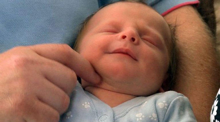 Bebê nasce de “surpresa” após morte de gêmeo