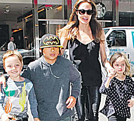 Jolie está mimando os filhos com presentes