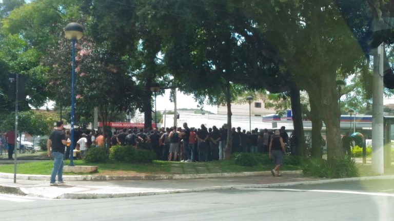 Manifestantes se concentram no Palácio da Fonte Grande