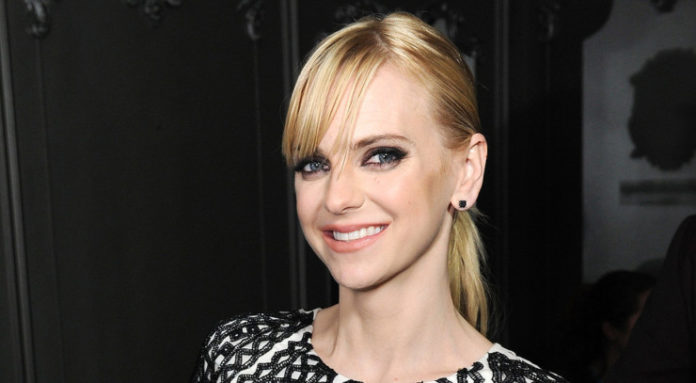 Anna Faris é multada por abandono de cachorro