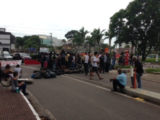 Manifestantes impedem entrada de carros na Ufes