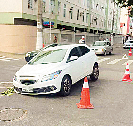 Carro cai em buraco em Jardim Camburi