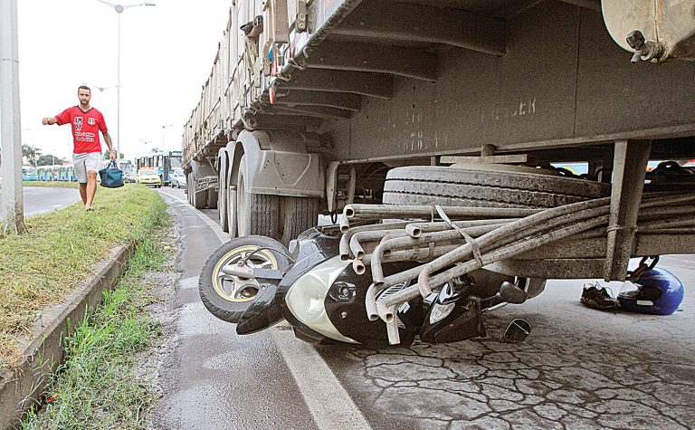 Motociclista é arrastado por carreta
