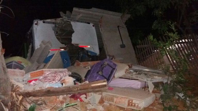 Ônibus cai de ribanceira e atinge casas em Cariacica