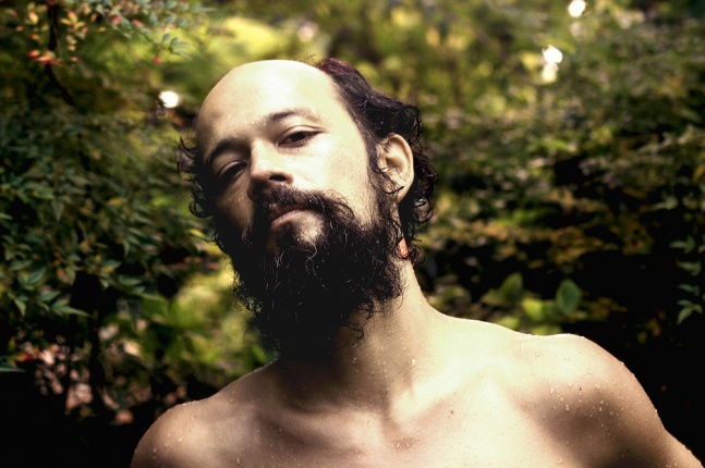 Curumin apresentou nova música “Boca de Groselha”