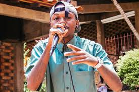 O rapper Djonga divulga duas novos singles com seus respectivos clipes