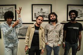 Boogarins pega onda sombria no álbum ‘Lá vem a morte’