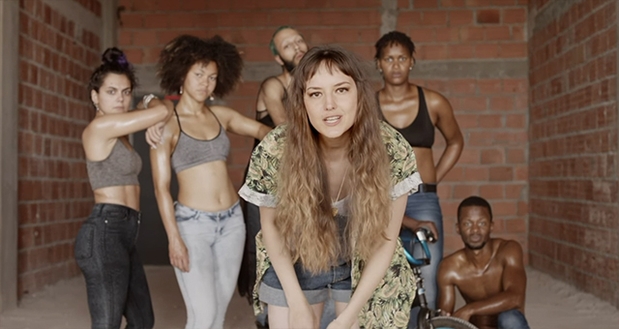 Clipe de “Você Não Presta” foi criticado na web por reforçar estereótipos racistas